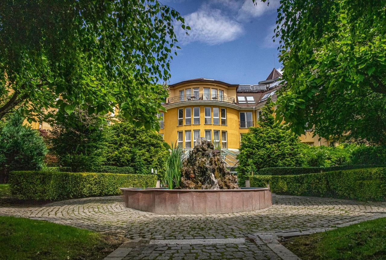 索菲亚之家酒店 索菲亞 外观 照片 The fountain in the garden of the villa